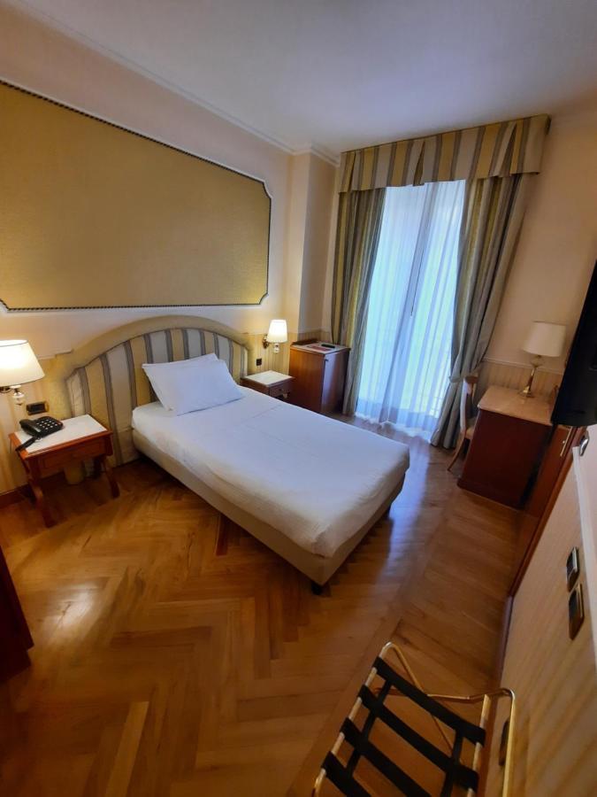 Andreola Central Hotel Milan Luaran gambar